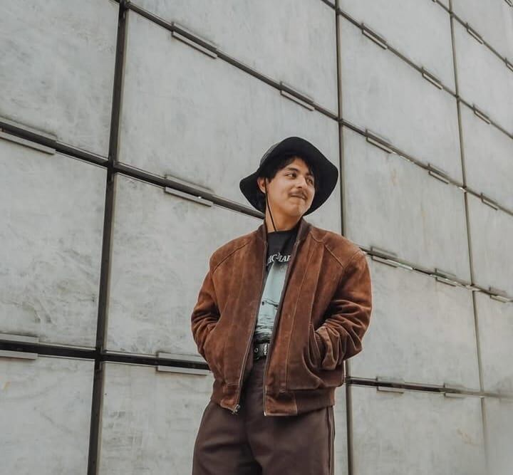 Foto de un joven artista mexicano llamado Macario Martínez.