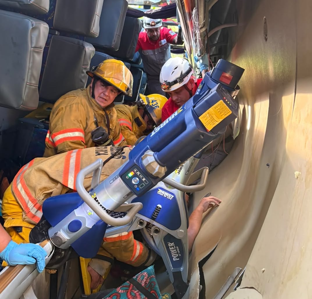 Bomberos reportó 54 personas extraídas del interior de la unidad del autobús de la empresa Transportes Transpal de Guápiles.