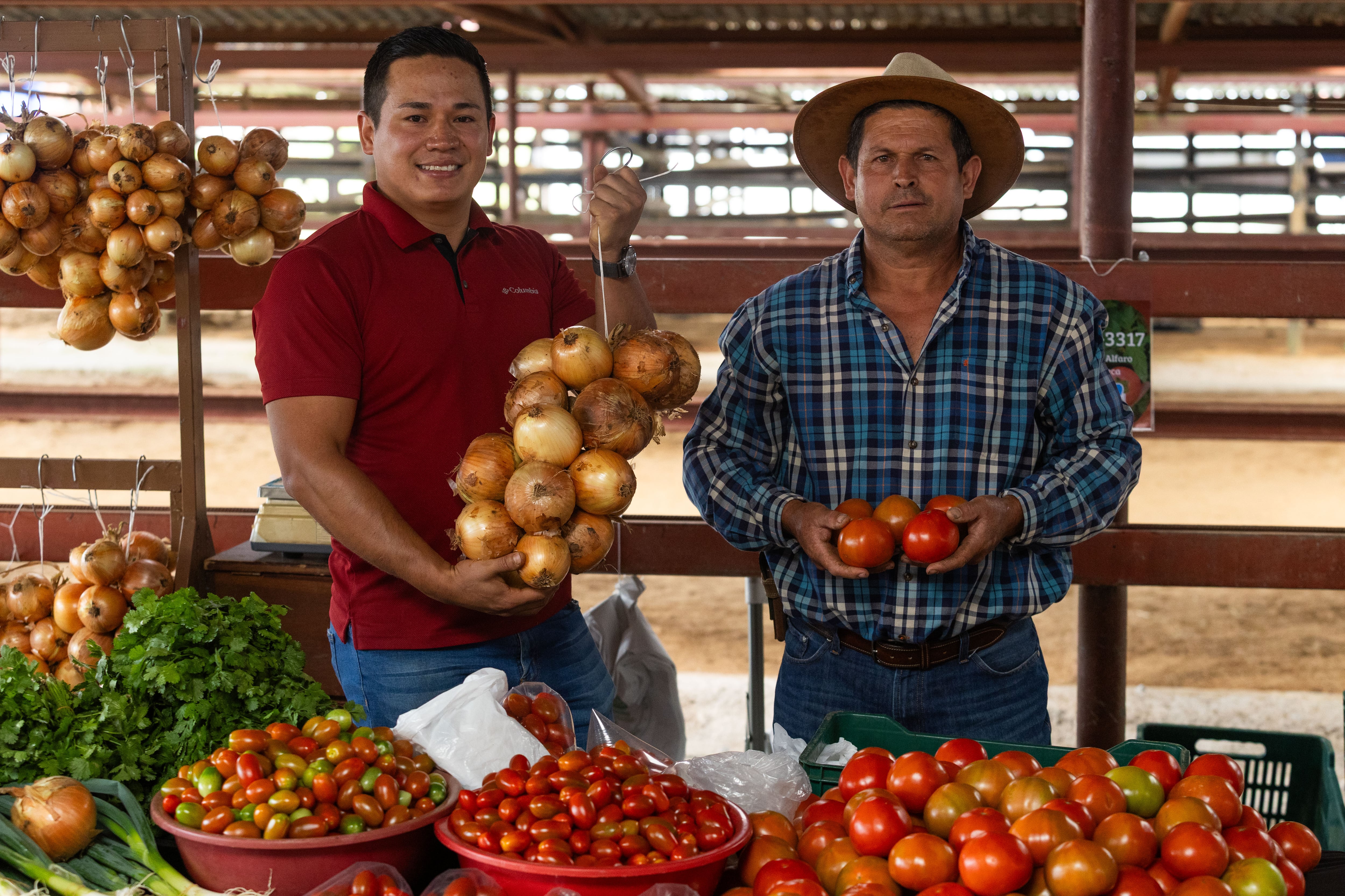 Dia del agricultor en campo Ayala, presidenta firmando ley