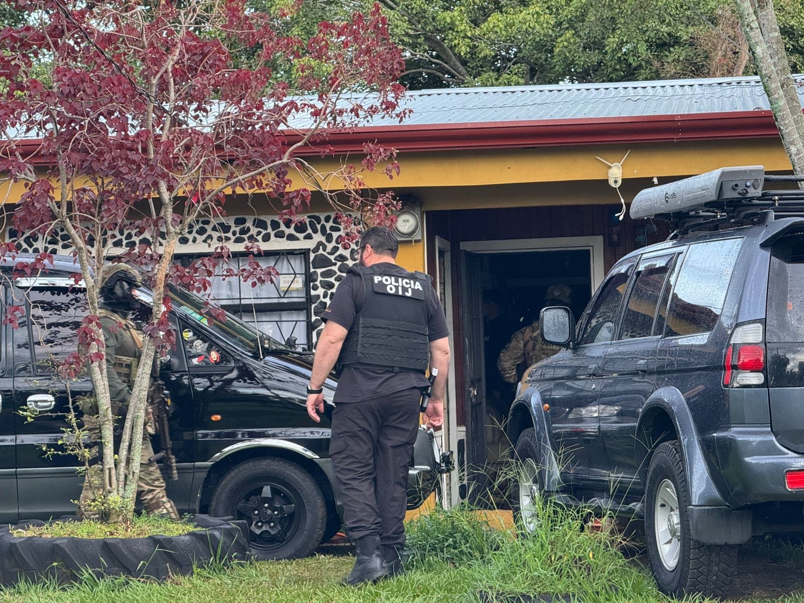 Agentes de la SERT y el OIJ este 2 de setiembre en uno de los allanamientos en Carrillos de Alajuela en la casa del presunto líder de la organización. Fotografía: