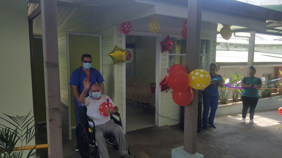 Hogar de Ancianos Calos María Ulloa, porque regresó uno de sus abuelitos después de pegarle una cachimbeada al coronavirus.