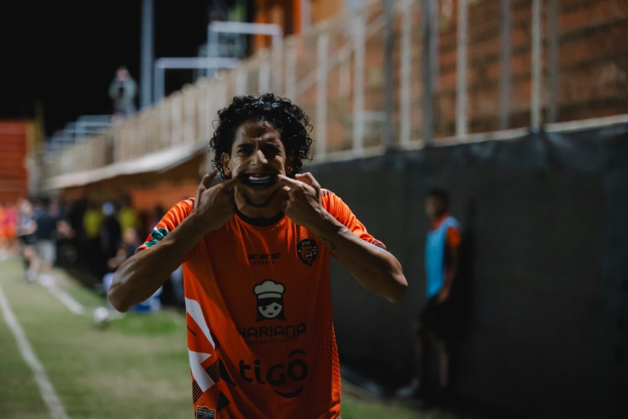 Renzo Carballo celebró su gol ante Pérez Zeledón con una 'mueca' frente a la cámara fotográfica.
