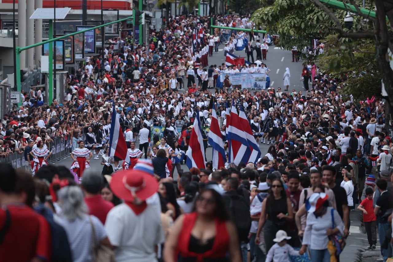 La avenida segunda fue el escenario en el que estudiantes de centros educativos de San José mostraron su fervor patrio este 15 de setiembre.