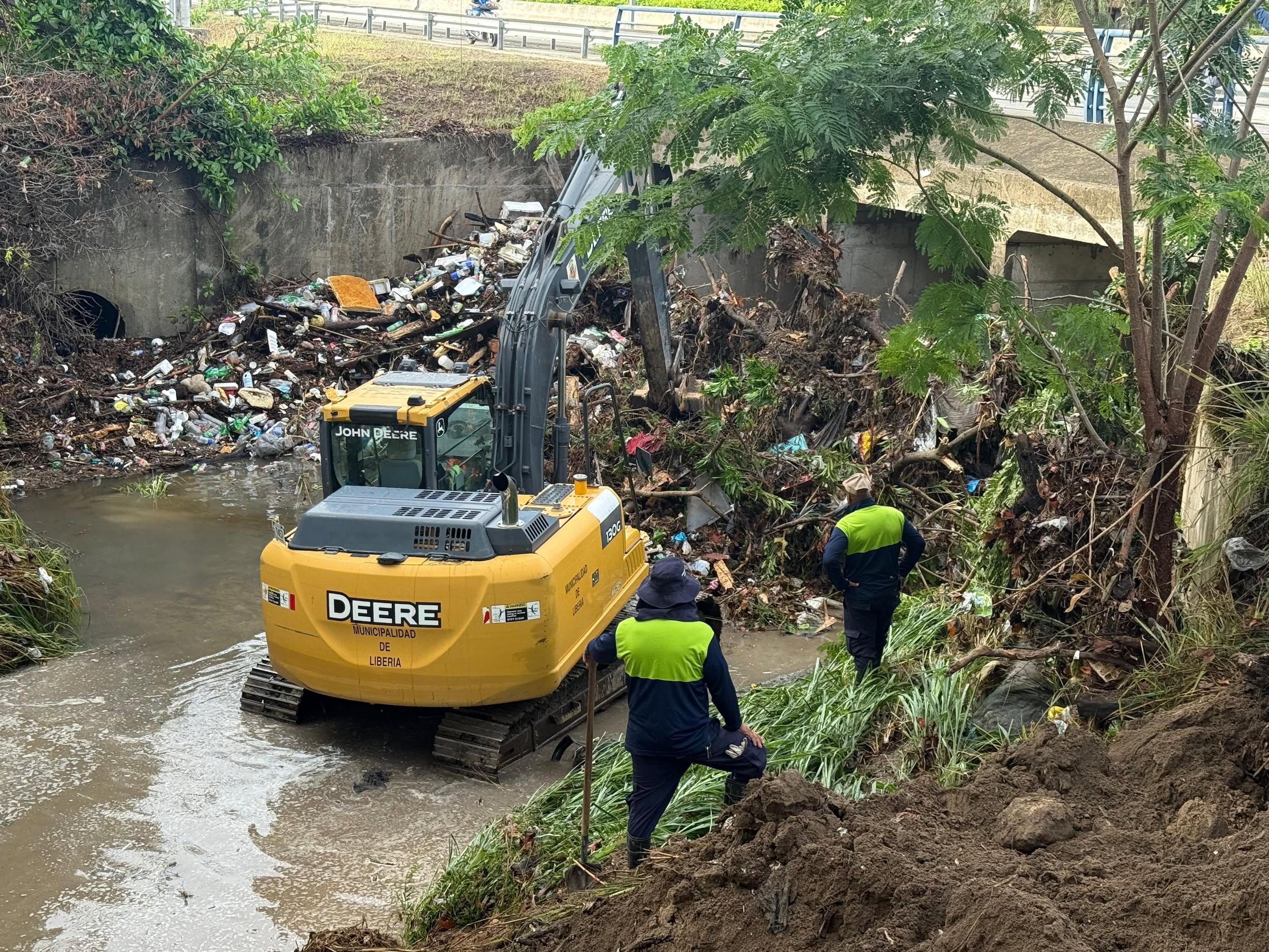 Basura en río Liberia