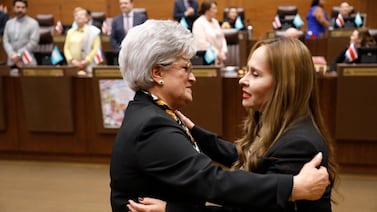 Yara Jiménez juramenta a Julia Varela para nuevo periodo de ocho años como magistrada de Sala Segunda