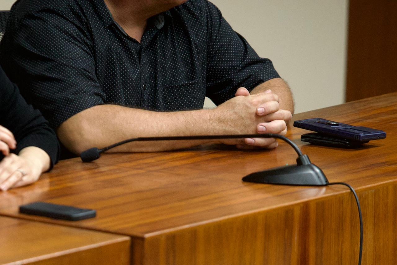 Un agente del OIJ de apellidos Jara Barquero, fue absuelto de una acusación por nueve delitos de falsedad ideológica y nueve de enriquecimiento ilícito. Para el momento de los hechos, Jara era escolta del entonces subdirector del OIJ y actual ministro de Justicia, Gerald Campos.