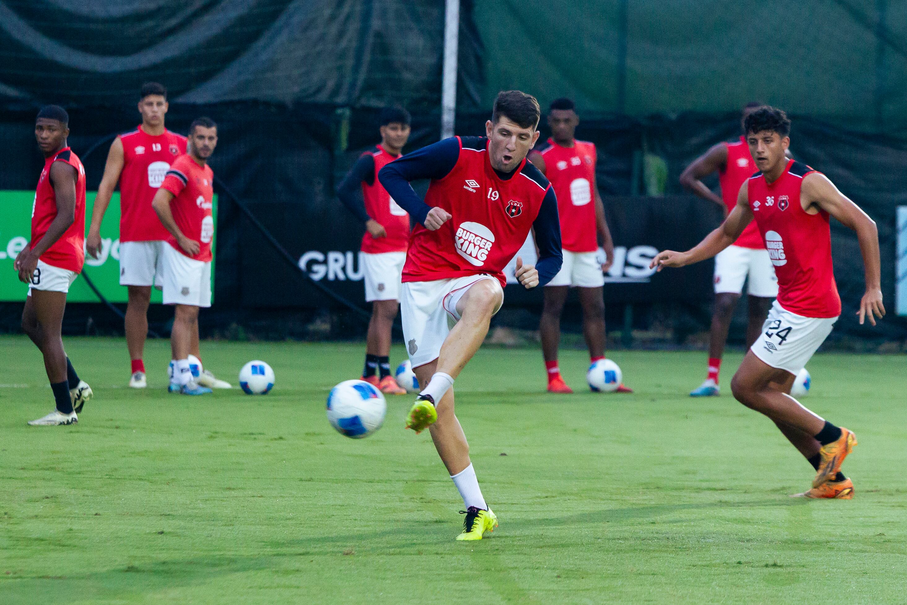 Alberto Toril muestra su toque de balón ante la vista de Farbod Samadian y otros jugadores de Liga Deportiva Alajuelense, previo al juego contra Comunicaciones.