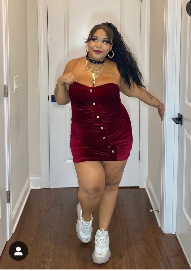 Imágenes de la influencer dominicana Killadamente posando con un vestido blanco largo y otro de color rojo corto.