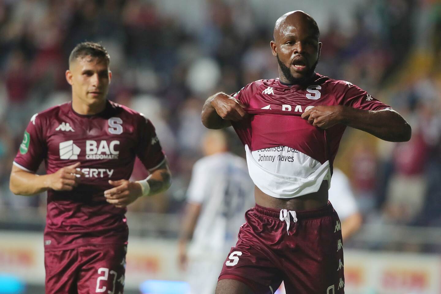 Luis Paradela y Javon East enloquecen al saprissismo con sus goles.