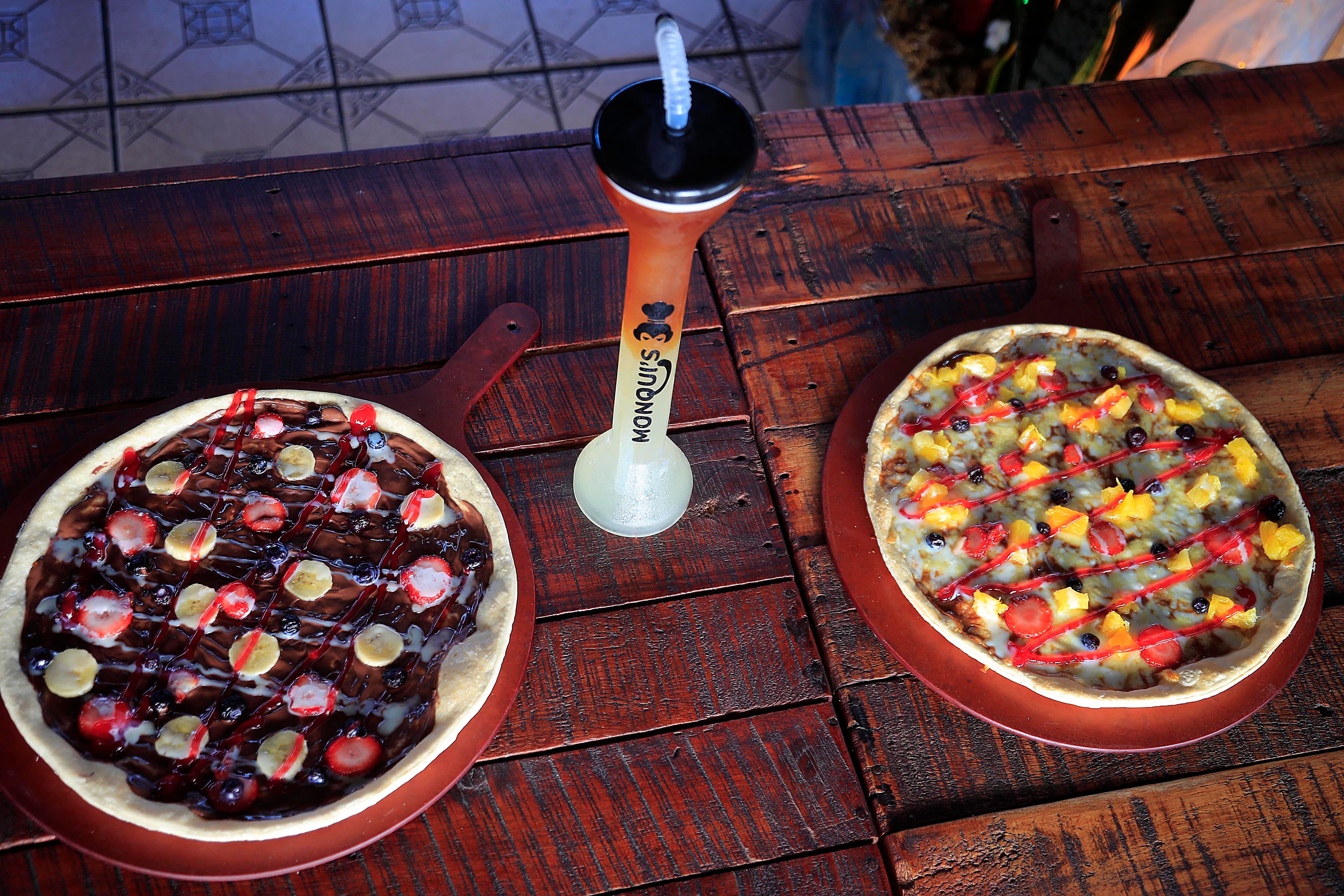 26/01/2023 Taras de Cartago. Monquis Pizza se luce con el exquisito sabor de sus pizzas tradicionales, pero sobre todo con las auténticas y exclusivas pizzas dulces, hechas a base de frutas tradicionales como banano, fresa, piña, arandanos y toppings de nutella y leche condensada. Foto: Rafael Pacheco Granados