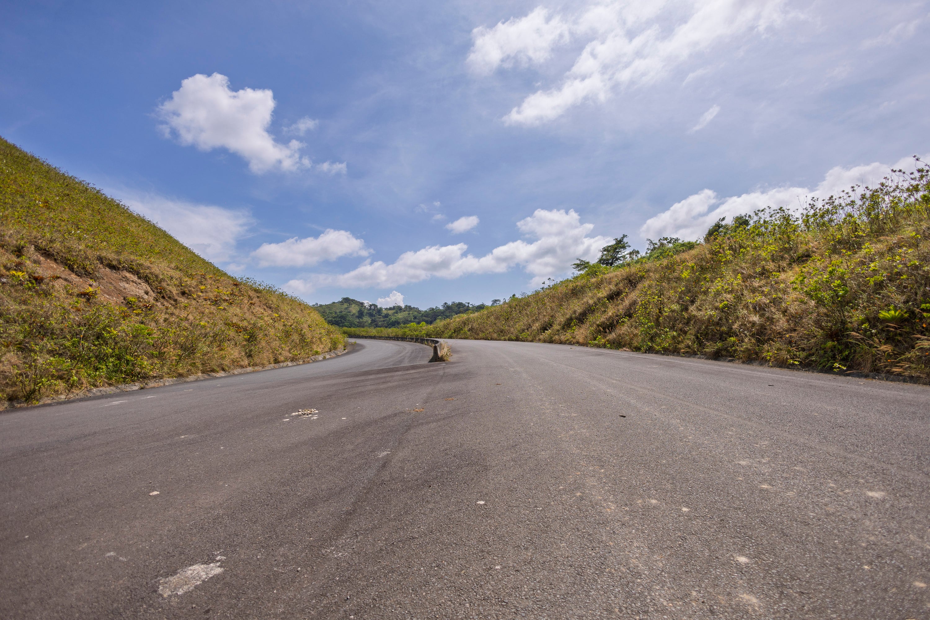 03/04/2025, Alajuela, San Carlos, estado actual de la Ruta Nacional 35 hacia San Carlos, que lleva varios años retrasada su construcción, y ahora el gobierno parece que va a reanudar las construcciones para terminar esta ruta.