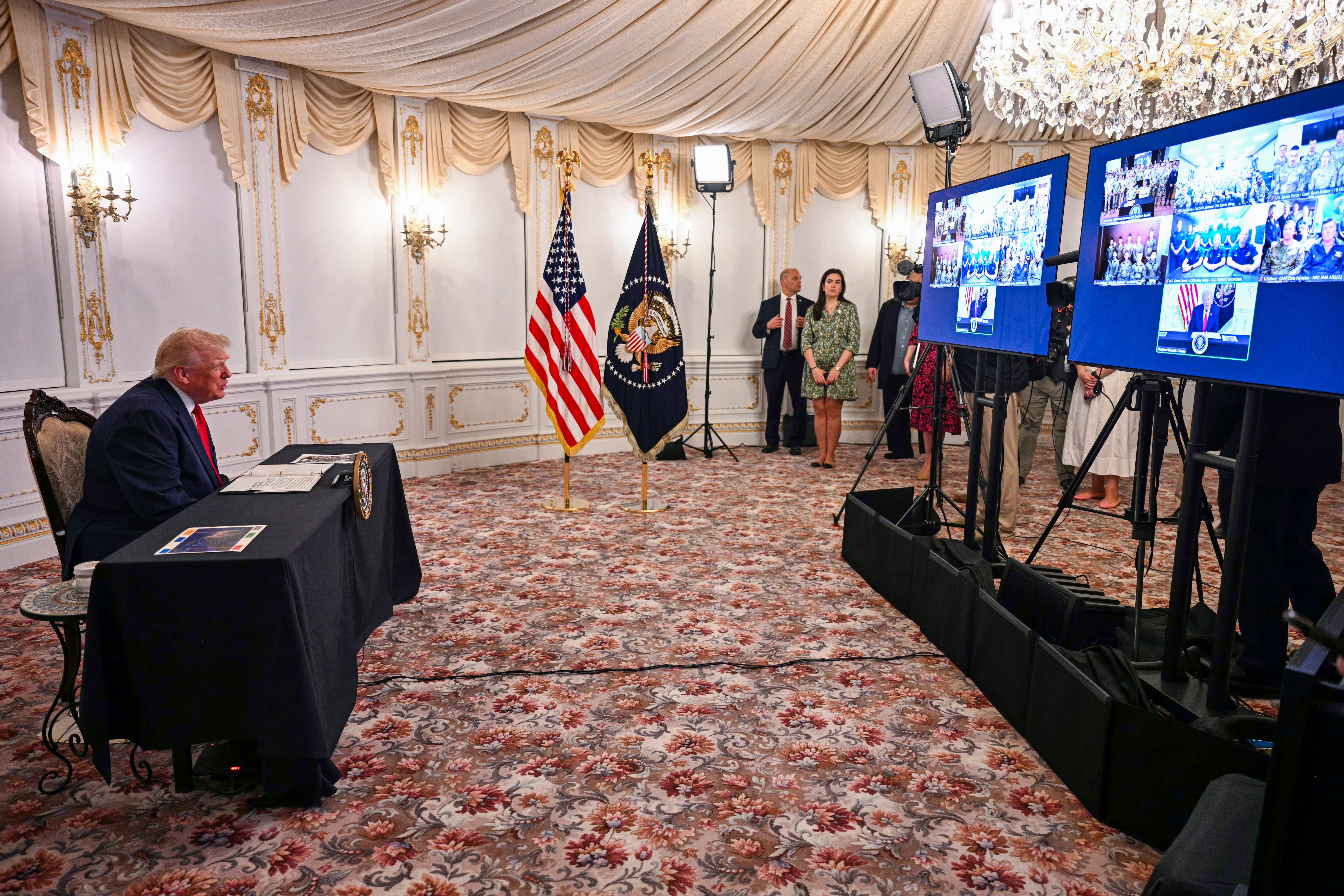 El presidente de Estados Unidos, Donald Trump, participa en una llamada con militares desde su residencia en Mar-a-Lago, Palm Beach, Florida, este 27 de noviembre por la noche durante el Día de Acción de Gracias. Fotografía: