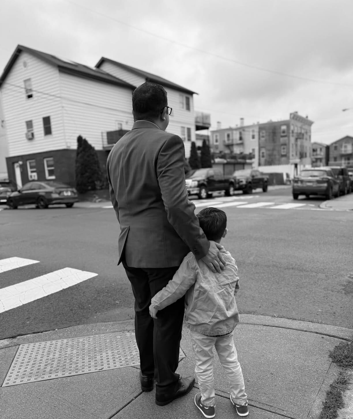 Elias Alvarado publicó un emotivo mensaje junto a su hijo y dedicado a los papás 'separados de sus hijos por kilómetros, fronteras o decisiones difíciles'.