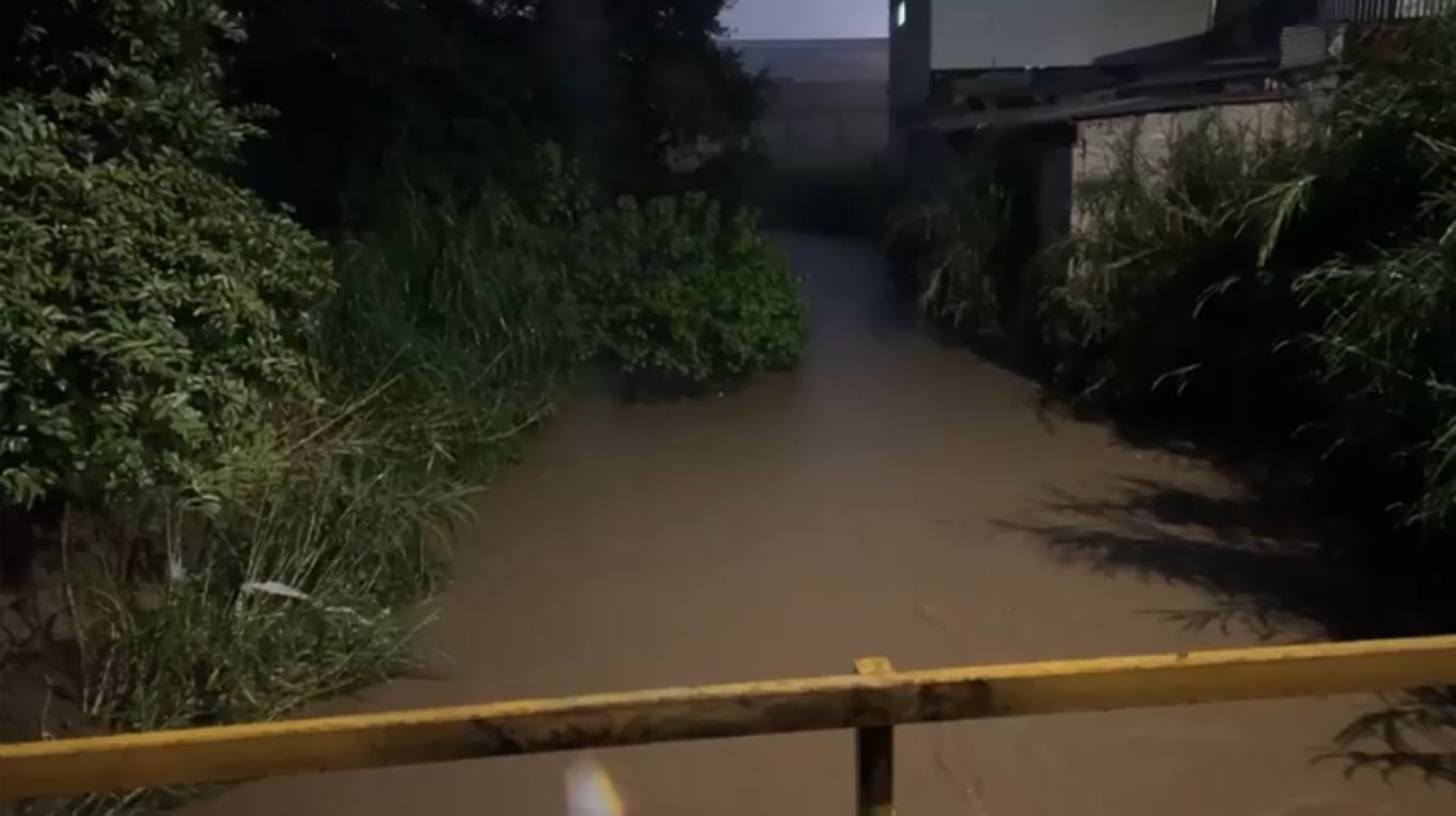 Río María Aguilar transcurre con cauce alto y turbio tras fuertes lluvias de este jueves 7 de noviembre.