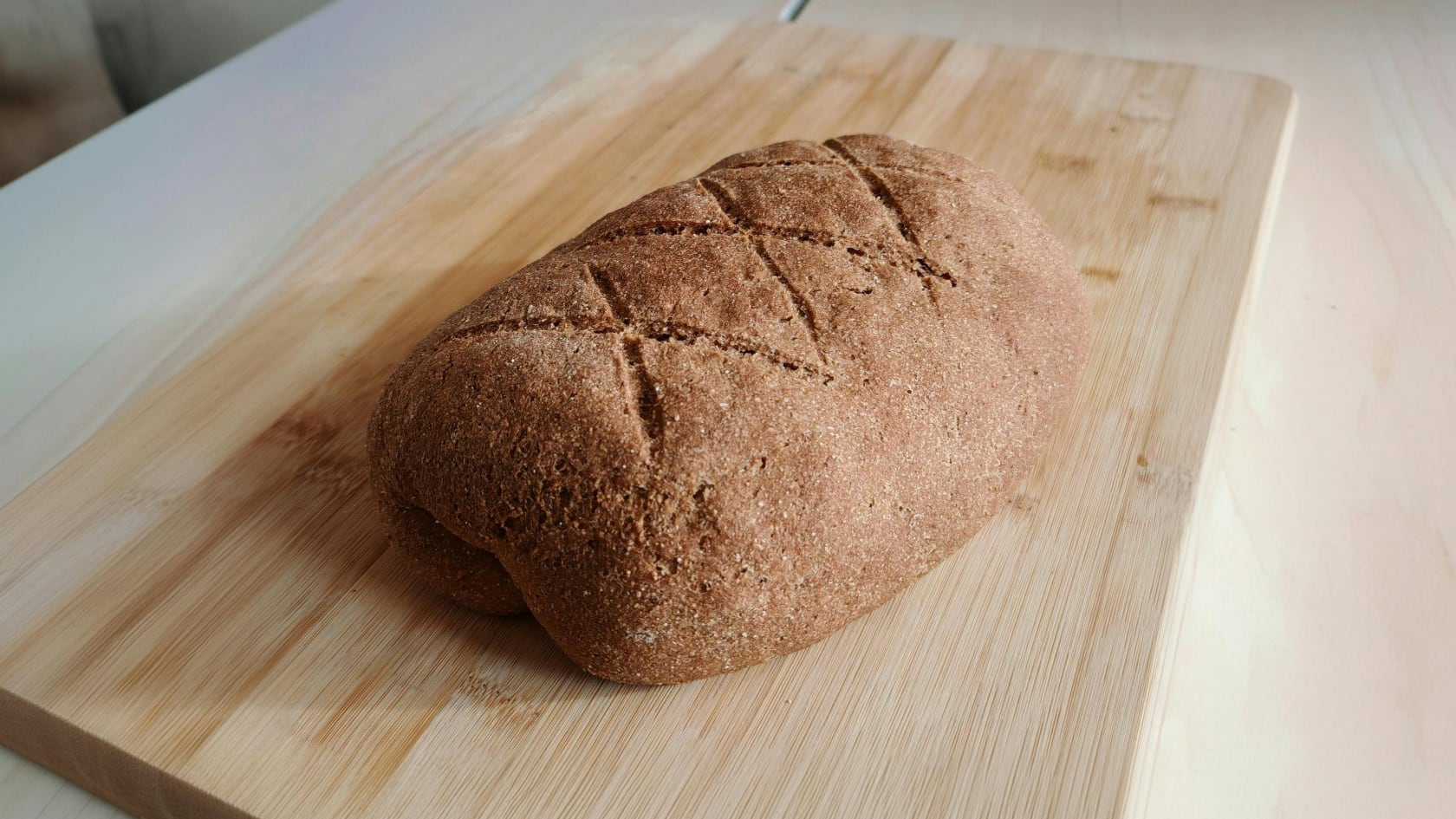 El pan de garbanzos sin harina combina simplicidad y alto aporte proteico en una receta rápida, apta para quienes evitan el gluten.