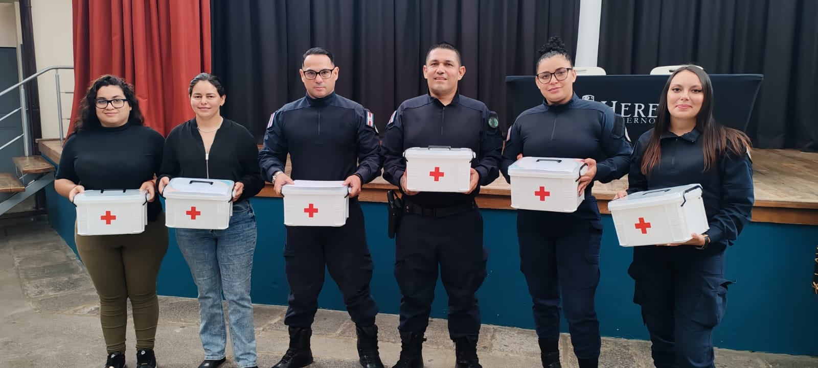 Graduados de curso de atención de animales recibieron diploma y un botiquín.