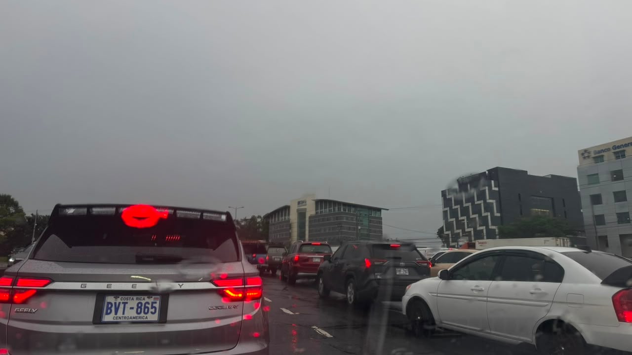 Presas en la ruta 27 por accidentes de tránsito retrasan a conductores cerca del peaje de Escazú.