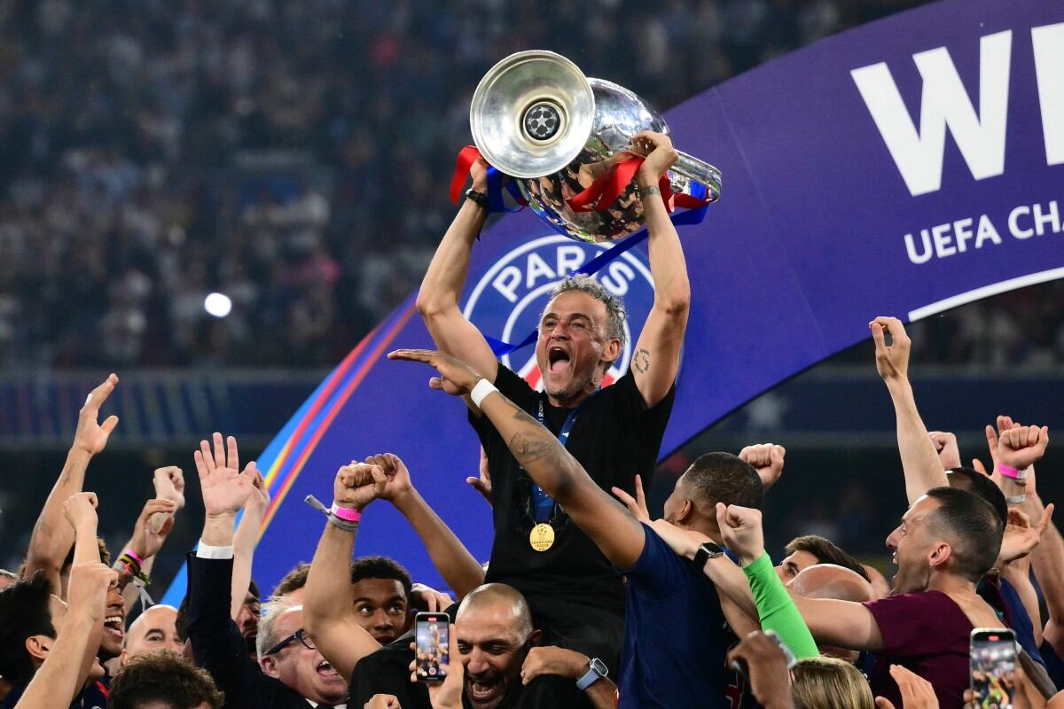 Luis Enrique Martínez fue alzado por todo el plantel para celebrar la obtención de la Liga de Campeones de Europa.