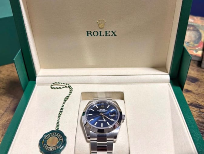 El ingeniero anunció la venta de un reloj marca Rolex nuevo en Facebook Marketplace.
