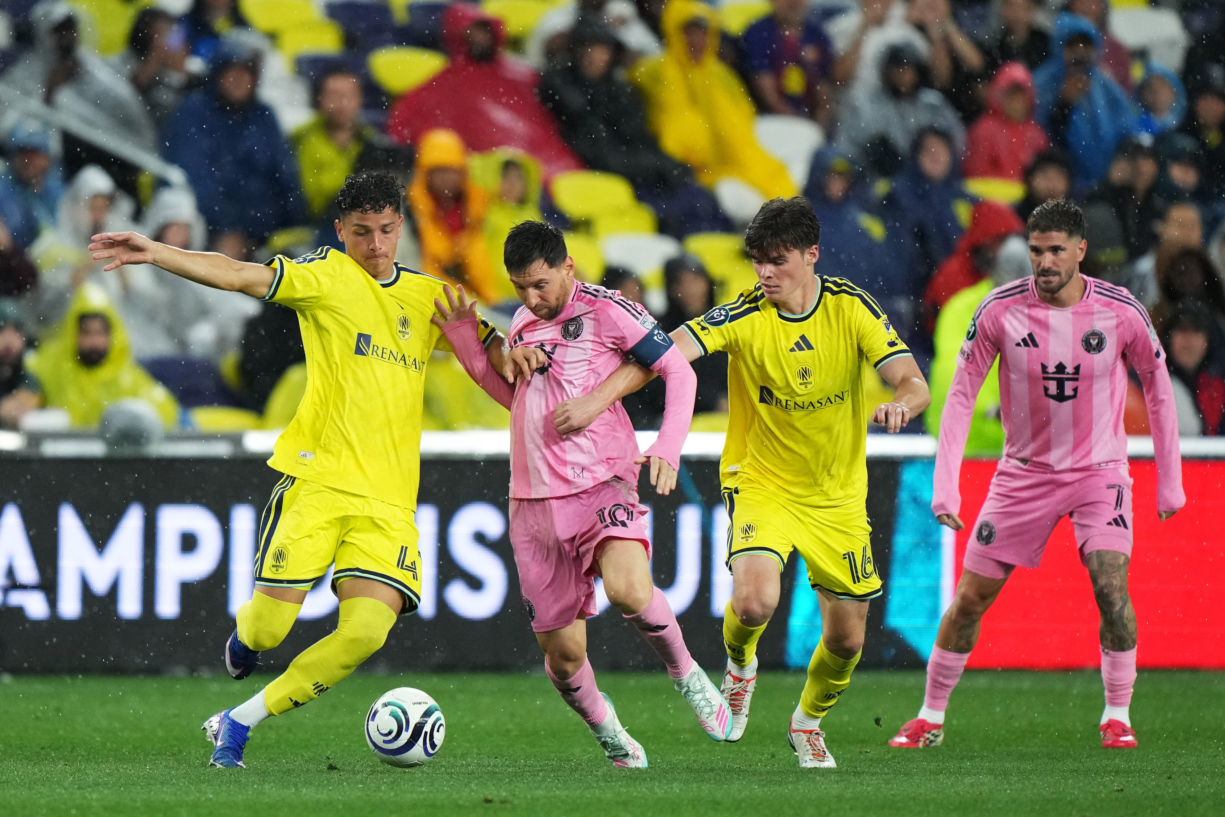 Warren Madrigal disputa el balón con Lionel Messi. Además, Matthew Corcoran también trata de ayudarle al tico, en el partido entre Nashville e Inter Miami, en Concachampions.