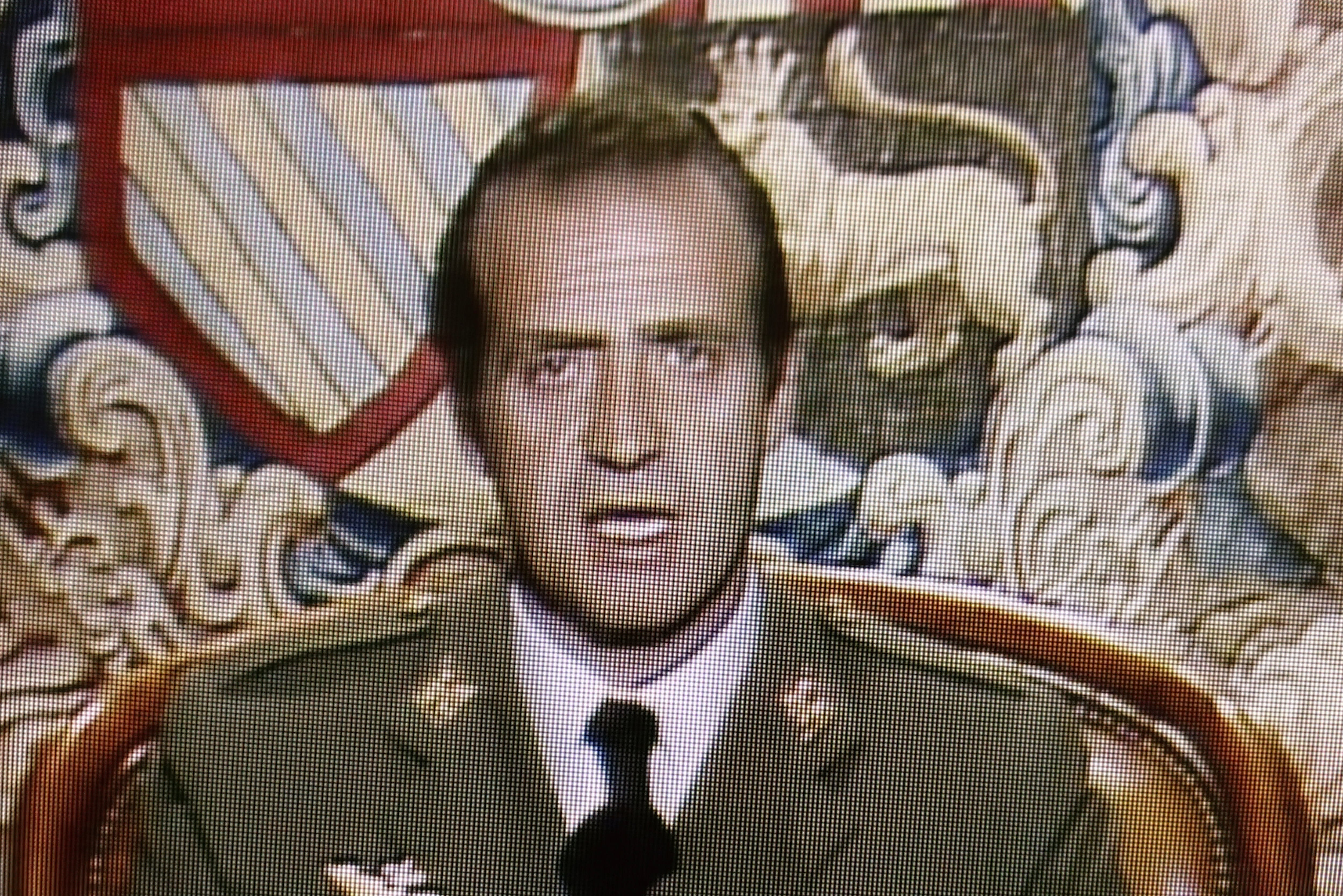 En esta imagen fija de un vídeo publicado por la Casa Real de España el 23 de febrero de 2026, se muestra al entonces rey Juan Carlos dando un discurso televisado en directo a la nación desde el Palacio de la Zarzuela en la madrugada del 24 de febrero de 1981, condenando el intento de golpe de Estado militar ocurrido horas antes, el 23 de febrero de 1981, y reafirmando su compromiso con el proceso democrático y la Constitución de 1978. El gobierno español publicará los documentos clasificados del intento de golpe de Estado del 23 de febrero de 1981, cuando militares nostálgicos de Franco entraron en el Parlamento con las armas en la mano, anunció el presidente del Gobierno, Pedro Sánchez, el 23 de febrero de 2026.