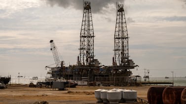 Precio del petróleo se dispara tras ataques a instalaciones de gas en Irán y caen las bolsas