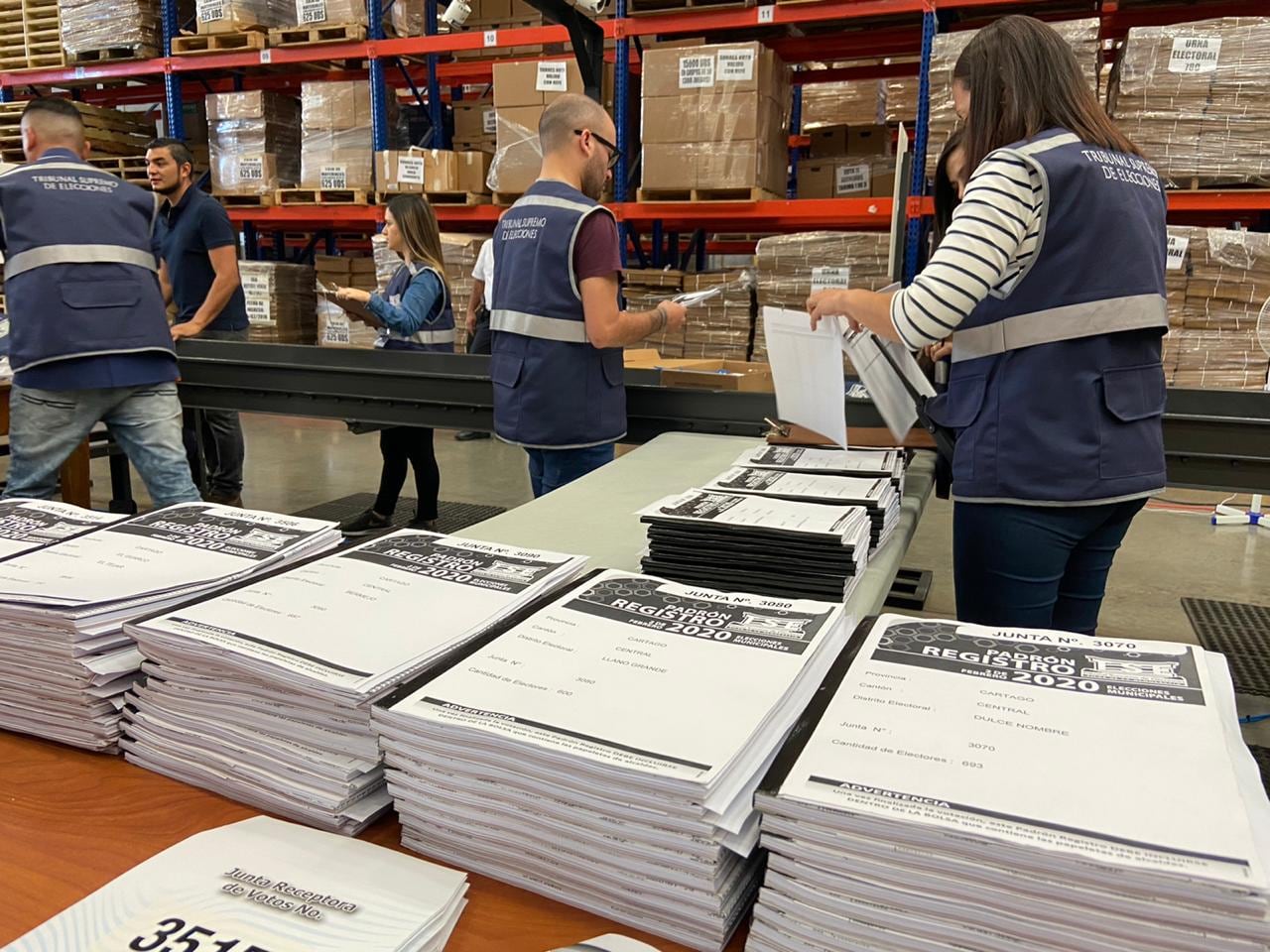 Funcionarios del TSE trabajaron en el empaque del material electoral, de las elecciones municipales, el viernes 10 de enero en la bodega del Tribunal en San Rafael Arriba de Desamparados. Fotografía: Prensa del TSE
