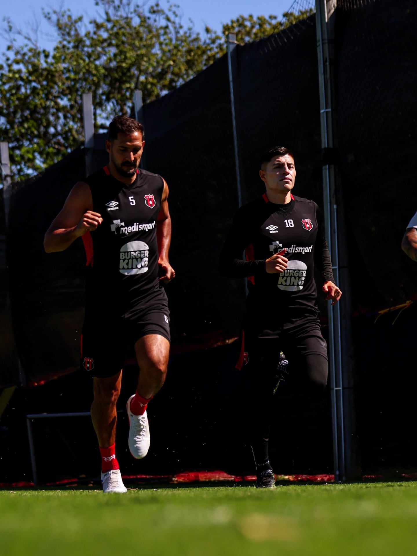 Celso Borges y Ronaldo Cisneros en un entrenamiento de Liga Deportiva Alajuelense.