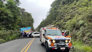 Muere adulta mayor tras violento choque entre camión y vehículo en el cerro de la Muerte