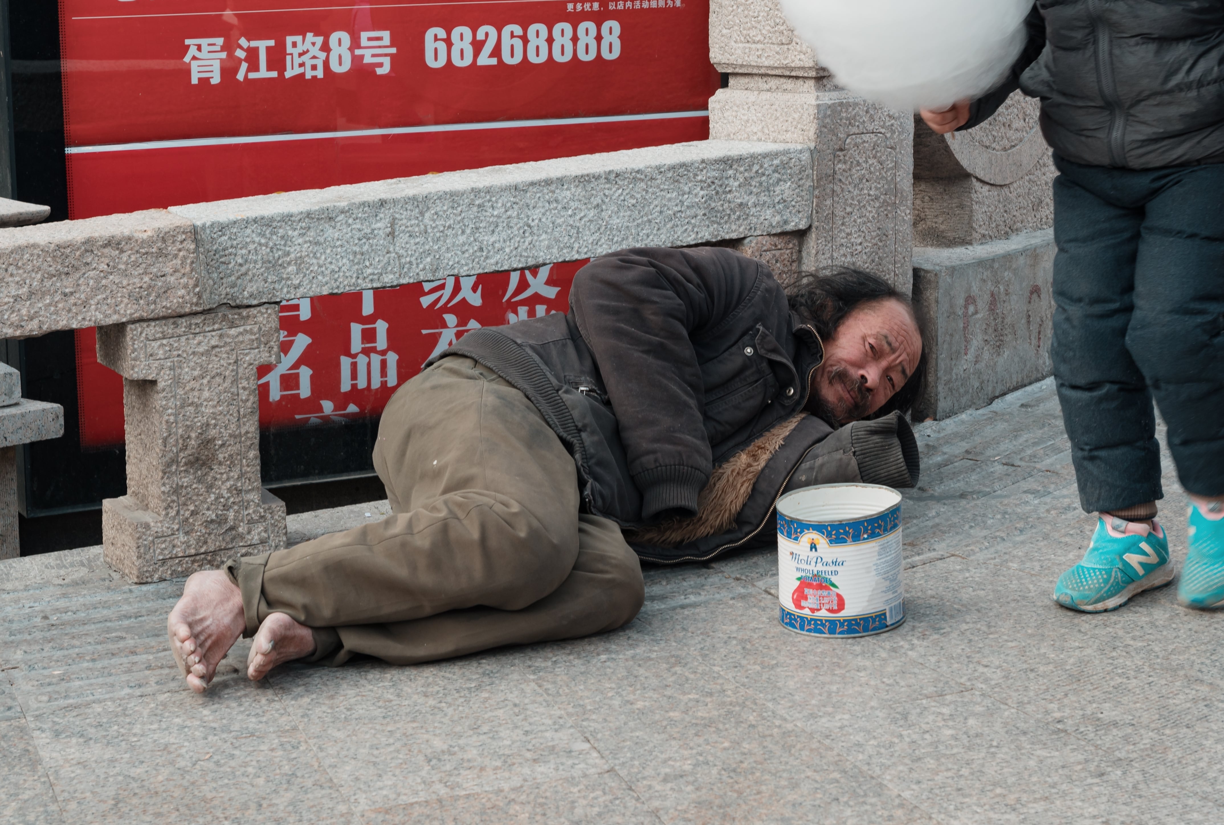 Un indigente en la ciudad de Suzhou en China en el año 2019