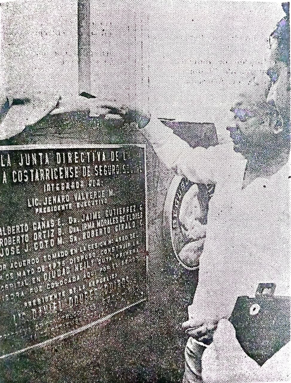 Momentos en que el presidente Daniel Oduber Quirós descubrió la placa conmemorativa de la colocación de la primera piedra del hospital de Ciudad Neily.