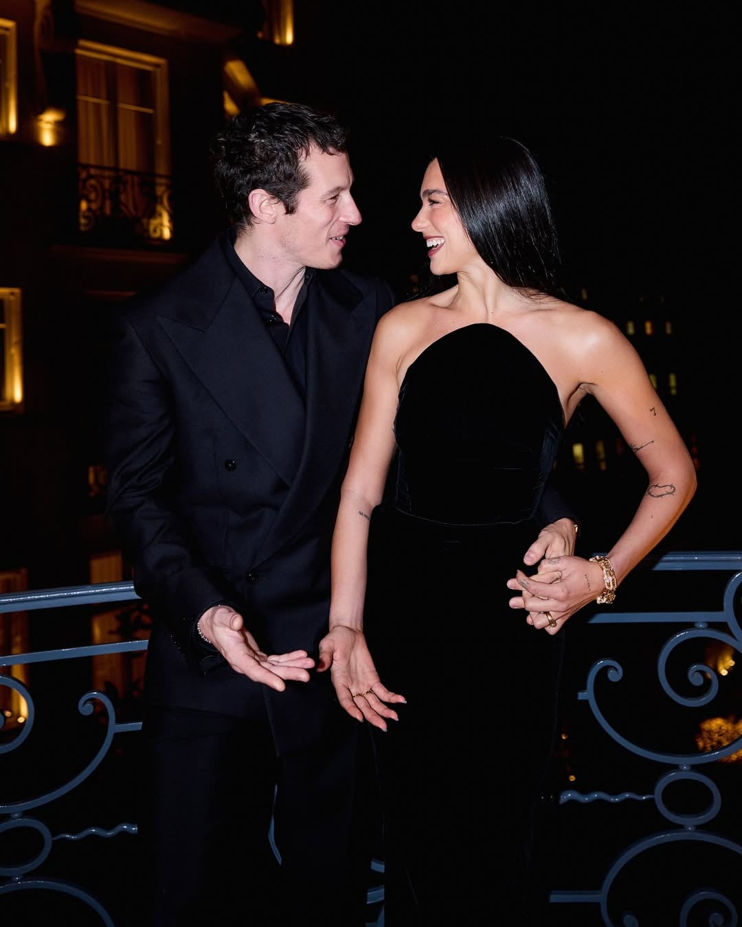 Dua Lipa y Callum Turner iniciaron su relación en enero de 2024 y debutó públicamente en la Met Gala 2025.