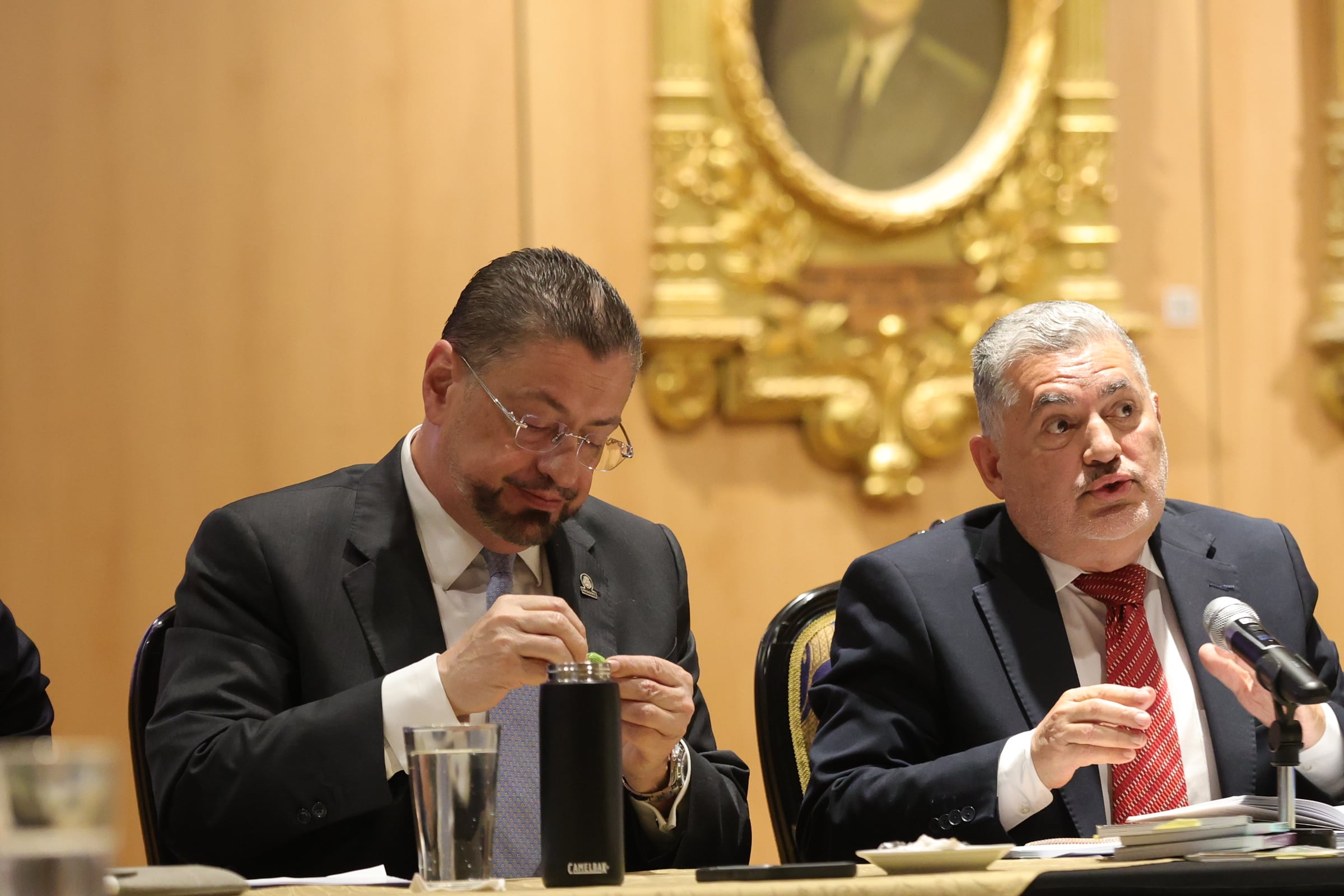 22/08/2025 El presidente de la República, Rodrigo Chaves, comparece hoy en el Salón de Expresidentes y Expresidenta de la República, ante la comisión legislativa especial encargada de determinar si procede abrirle una causa penal en su contra. y ministro de Cultura Jorge Rodríguez. Foto John Durán