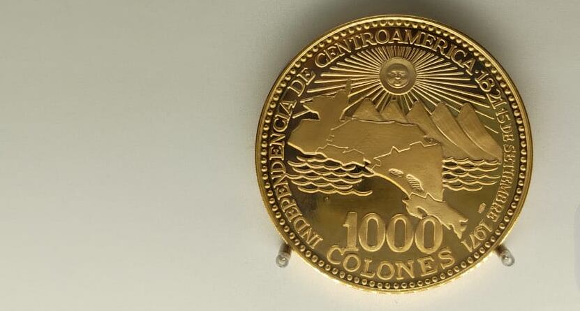 La moneda de 1.000 colones en oro emitida en 1970 por el Banco Central fue acuñada para conmemorar el 150 Aniversario de la Independencia de Centroamérica en 1971. Es una de las piezas más grandes de la colección numismática del BCCR.