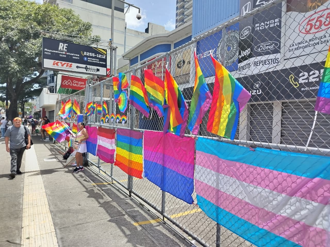 Antes del inicio de la marcha, las banderas de la diversidad se venden desde 1.000 hasta los 10.000 por todo el Paseo Colón.