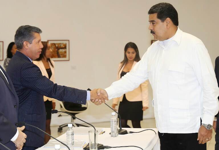 Nicolás Maduro estrechando la mano del gobernador del estado Lara Henry Falcón, antes de una reunión entre el gobierno y los líderes de la oposición.