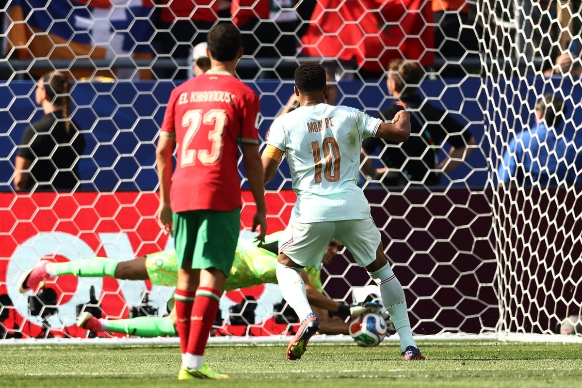 Kylian Mbappé observó como Yassine Bounou le detuvo el penal en el Marruecos contra Francia.