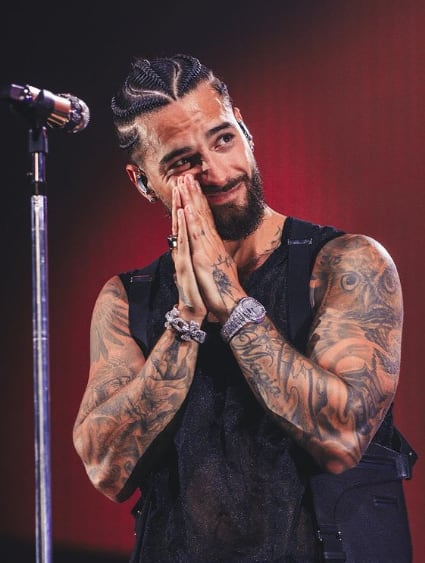 Imagen del cantante Maluma. En una se ve agradeciendo frente a un micrófono, en la otra sentado con una camisa blanca.