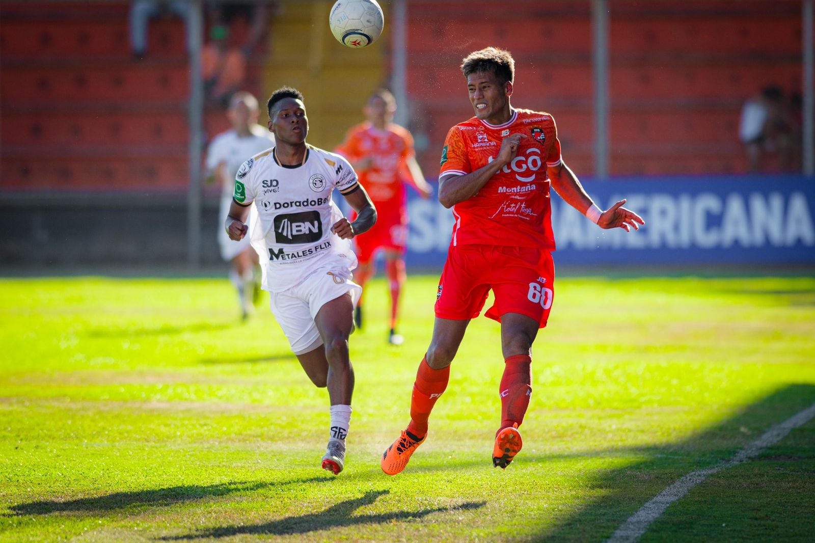El futbolista del Sporting FC, Víctor Medina (izquierda) chocó una y otra vez con el defensor del Puntarenas FC, José Eduardo Leiva.