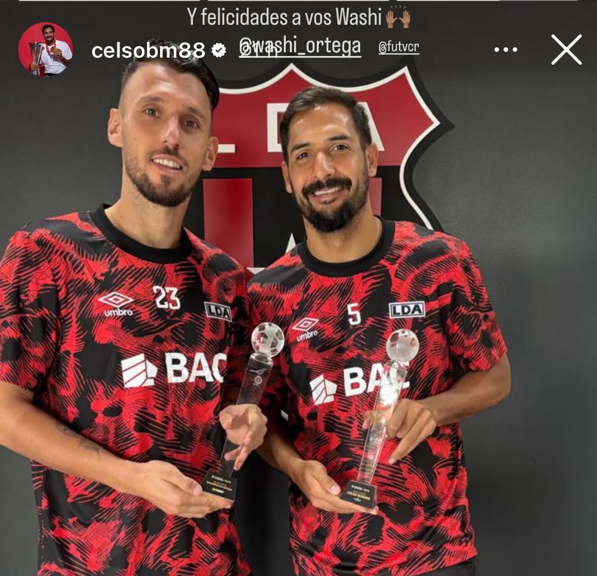 Washington Ortega y Celso Borges se tomaron una fotografía con los premios que les entregó FUTV.