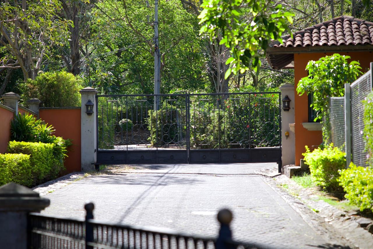 Esta es la entrada del condominio donde residía Junieysis Merlo junto a Ramírez Calvo y sus dos hijas.