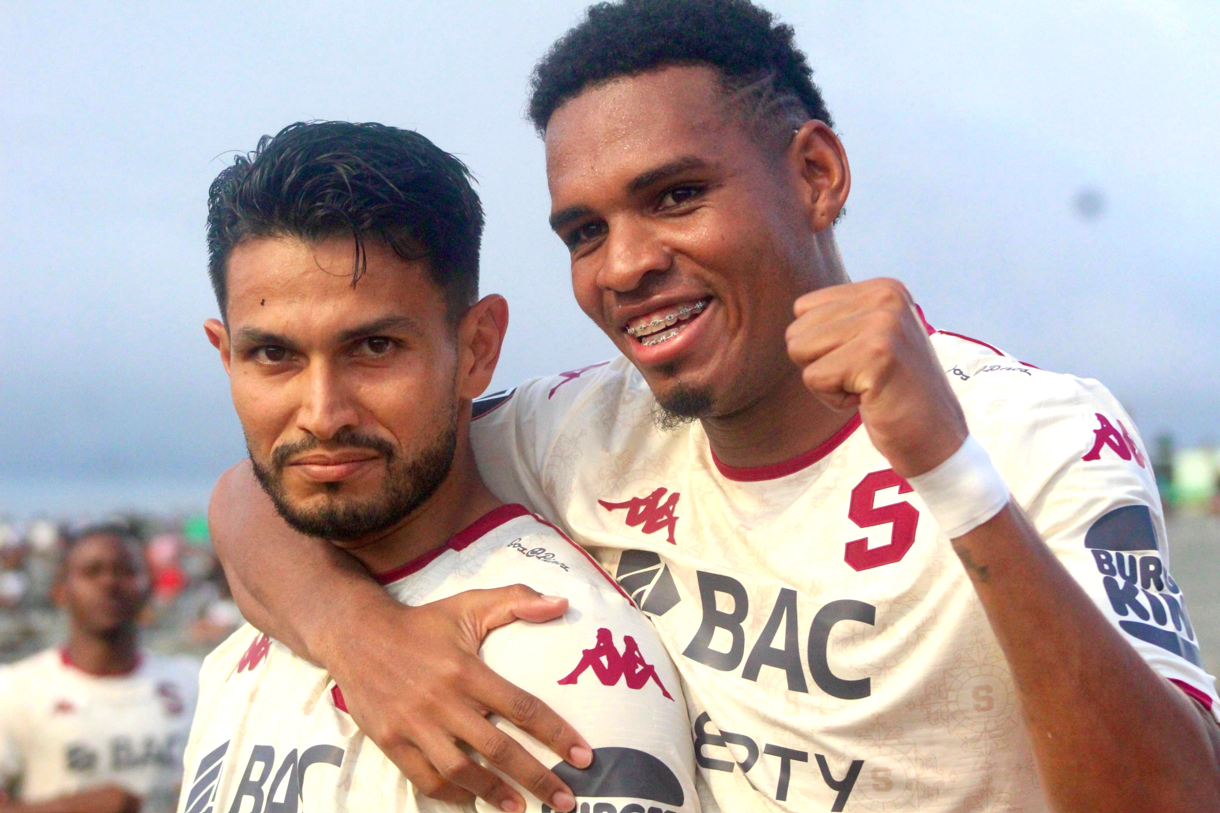 Deyver Vega anoto y festejo con Orlando Sinclair en Belice