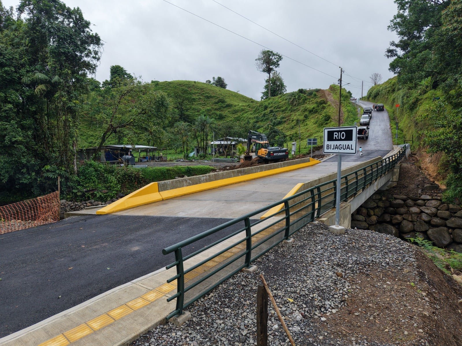 El puente sobre el río Bijagual sustituye una estructura construida con tucas de madera que fue dañada por la tormenta tropical Bonnie en 2022.