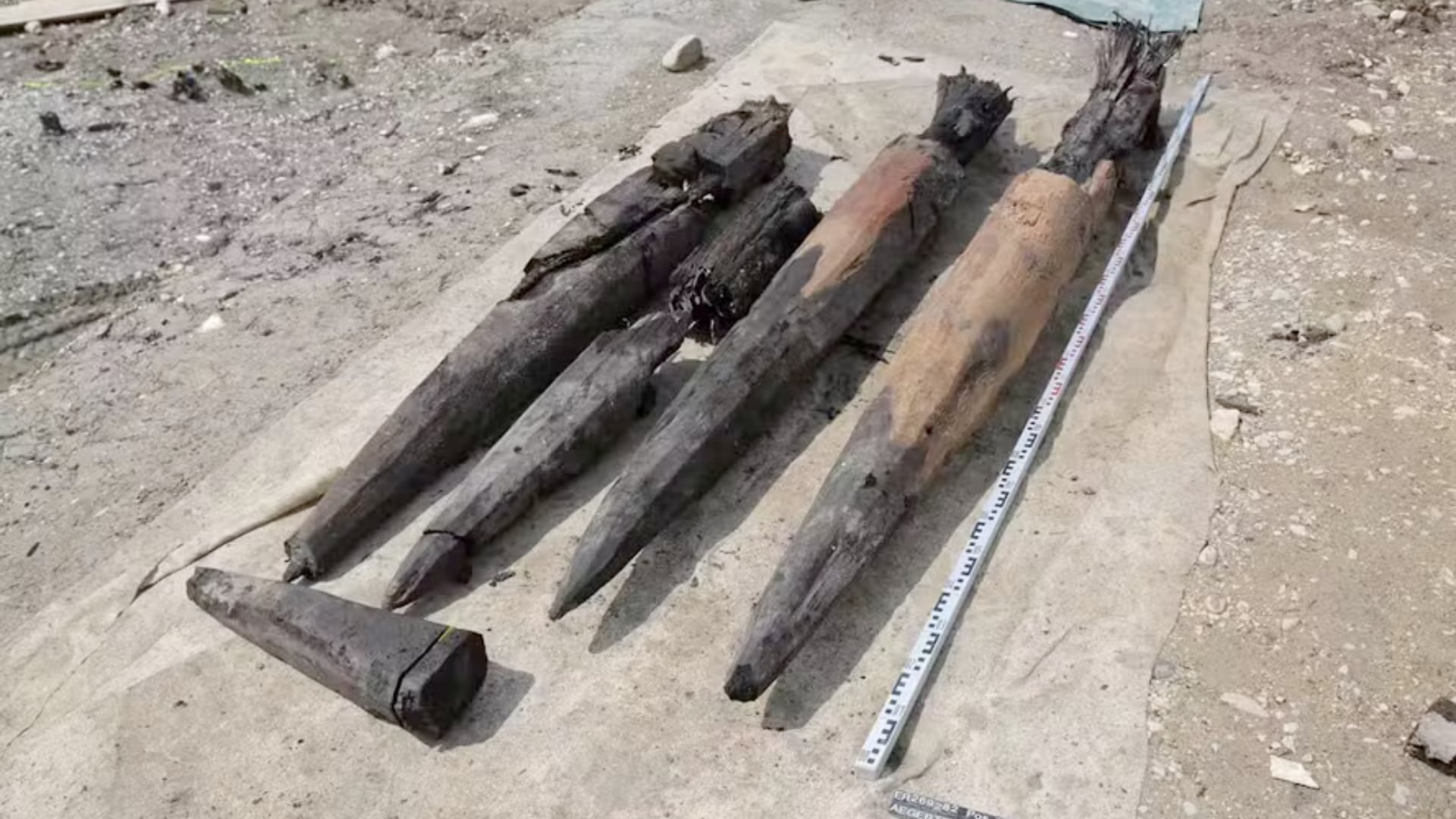 Un cantero de obras en Suiza reveló una puente romana con estacas intactas y objetos cotidianos de hace más de 2.000 años.