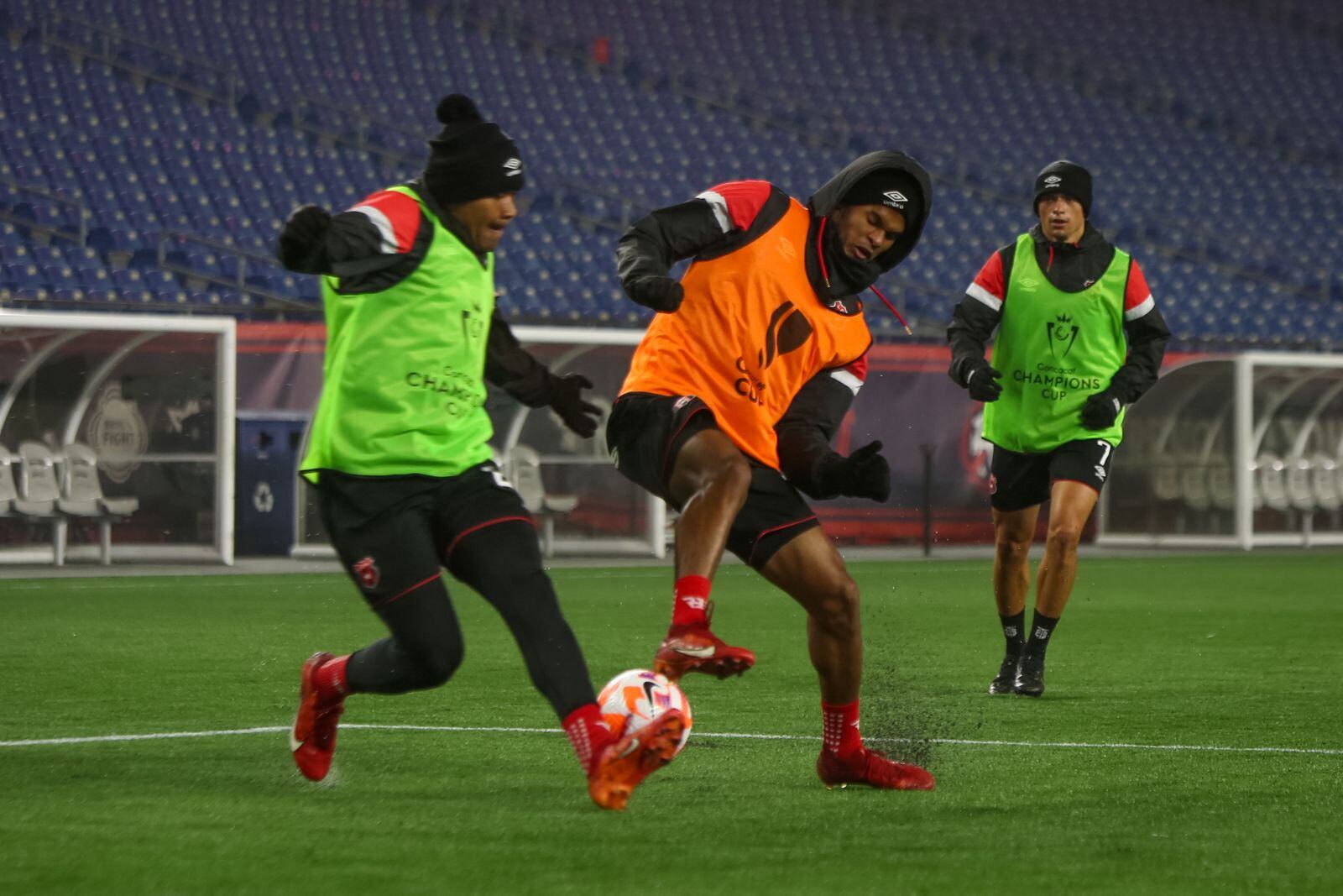Cuando Liga Deportiva Alajuelense hizo el reconocimiento al Gillette Stadium había una temperatura de 5 grados.