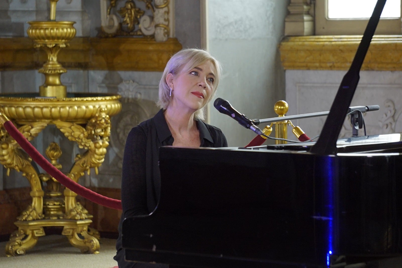 La cantautora María Pretiz en una presentación en el foyer del Teatro Nacional.