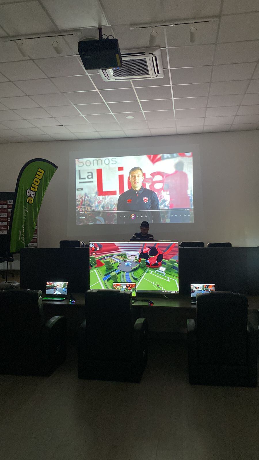 Muchos niños y niñas conocieron el ‘Mundo Liguista’ de Alajuelense en la sala de prensa del CAR.