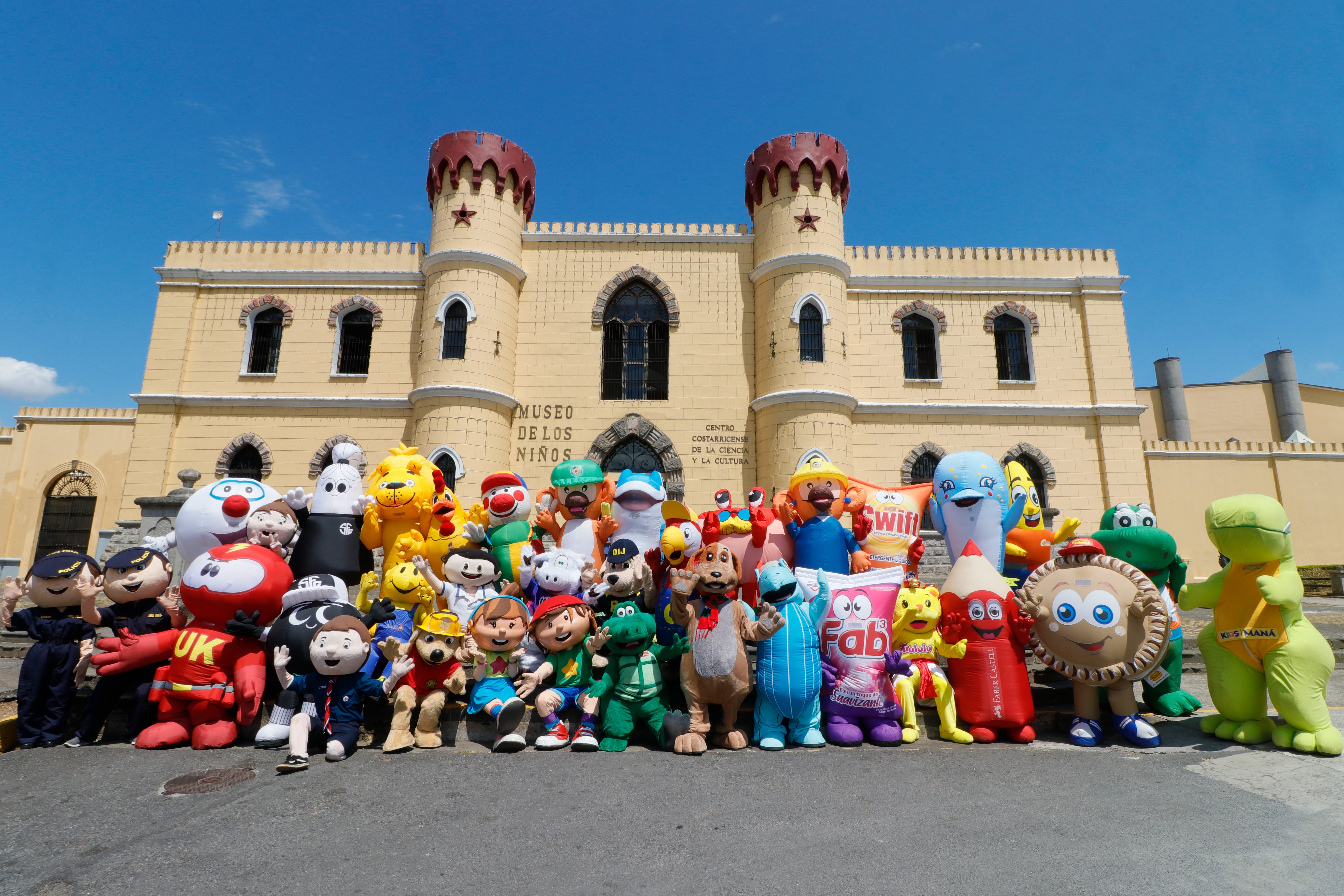 Como buenos amigos y compañeros, así posaron los personajes que participaron en el campeonato del Museo de los Niños antes del inicio del torneo.