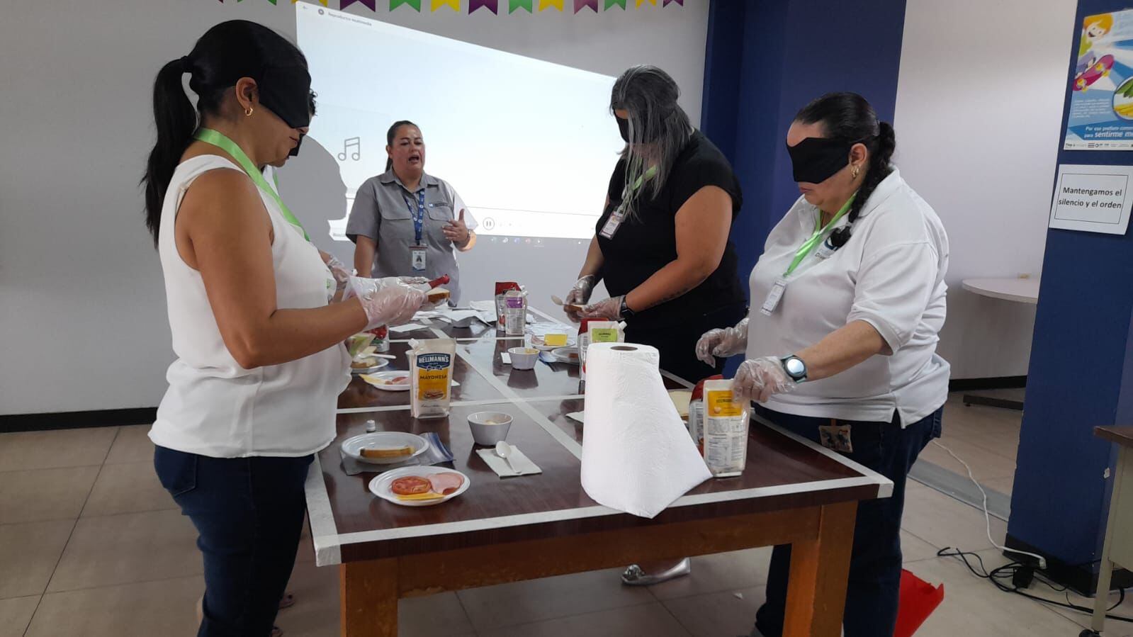 Preparar sandwiches fue una de las actividades que los participantes hicieron.
Fotografía: Cortesía