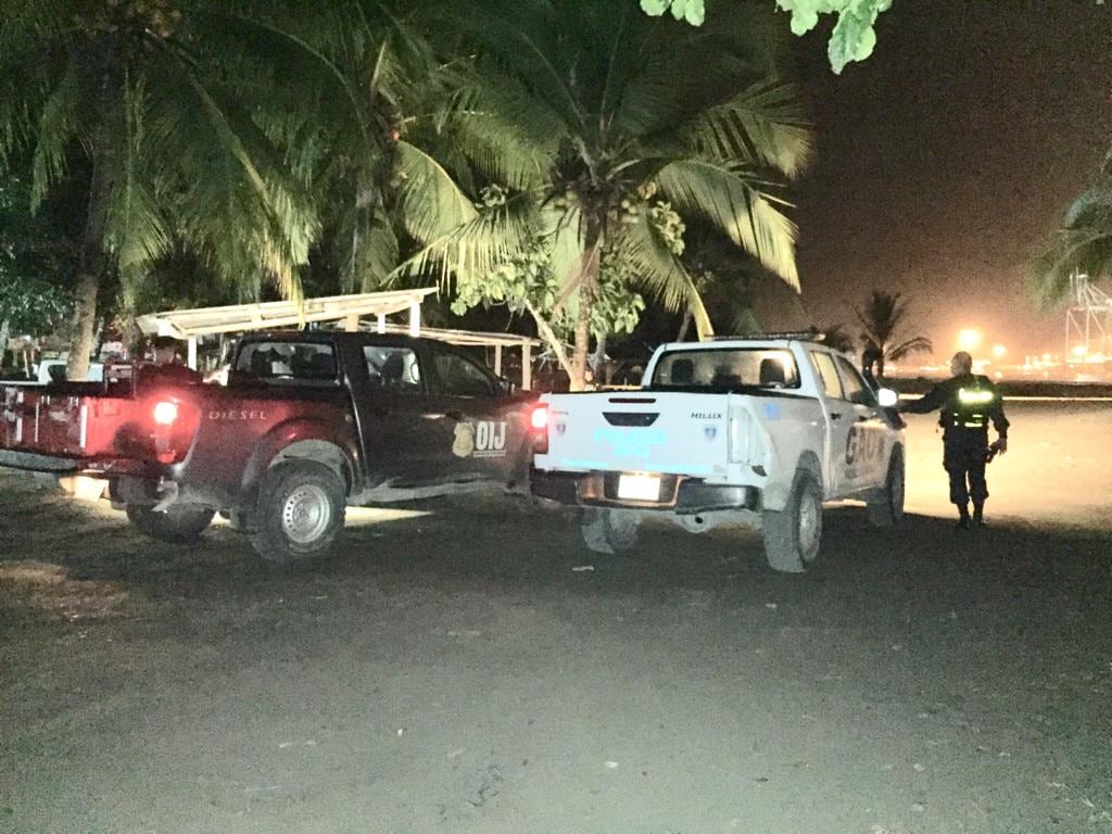 Oficiales de la Fuerza Pública y del OIJ llegaron al sitio, frente a la entrada de APM Terminals. para recolectar casquillos que ayuden a dererminar la posible relación entre dos asesinatos muy similares. Foto: Raúl Cascante.